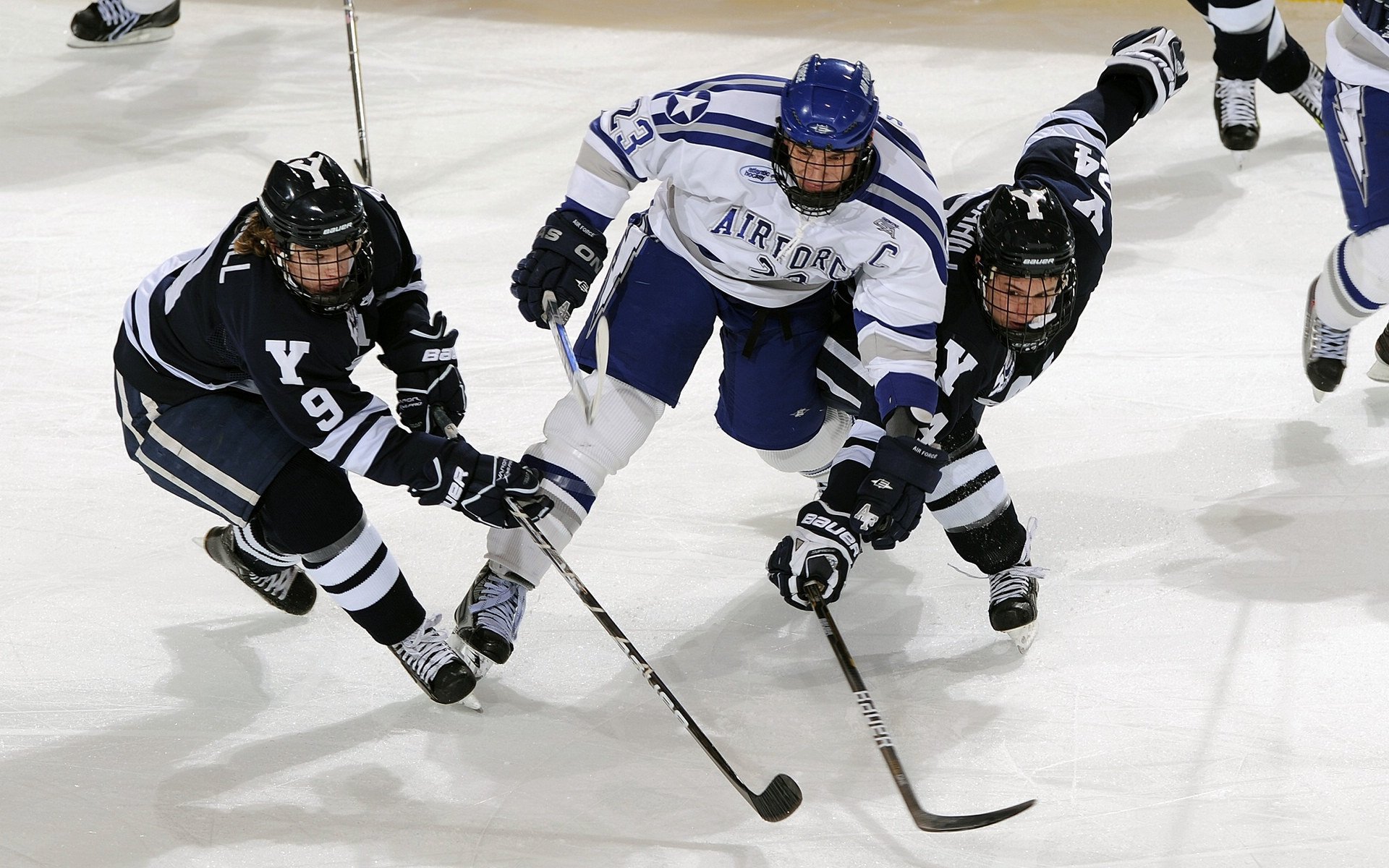 爱游戏网页版-不来梅双边路推进造成对手混乱，不来梅最强阵容